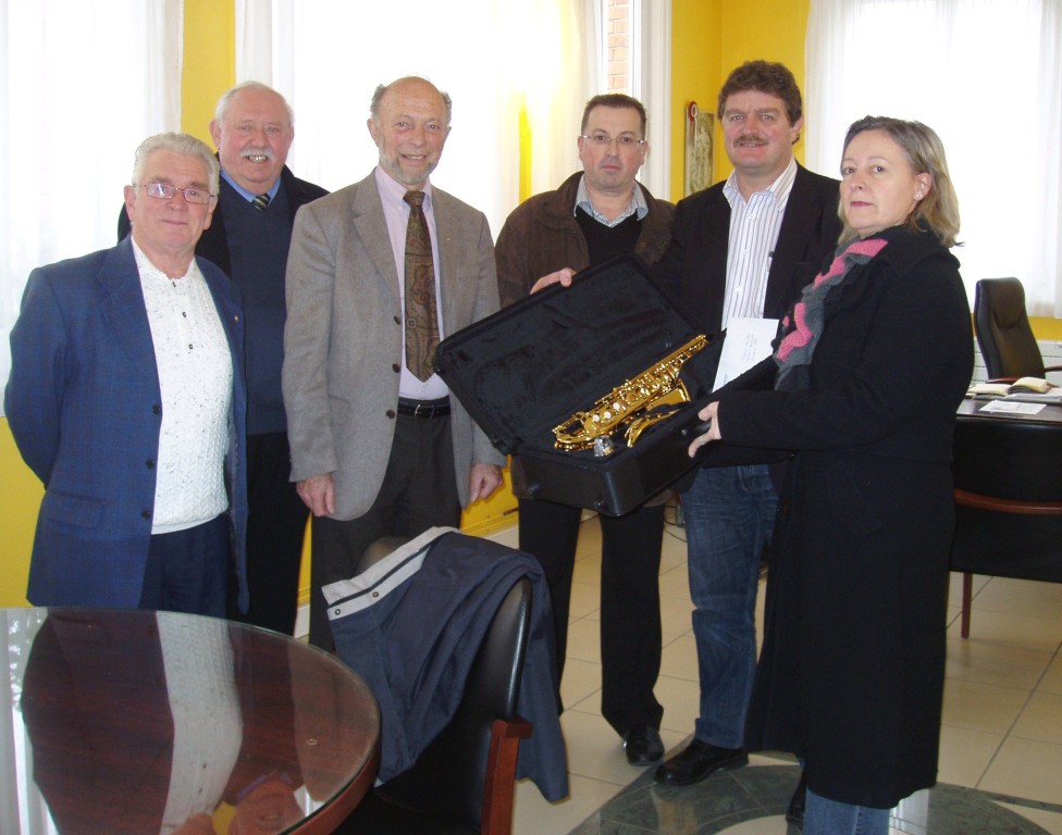 sax.jpg - Donation d'un Saxophone Alto par le conseil g�n�ral